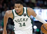 竞技宝-关于曼联前途光明！，字母哥新星重返赛场表现突出观众掌声雷动的信息