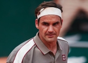 JJB- 费德勒使用上一代威尔逊球拍 