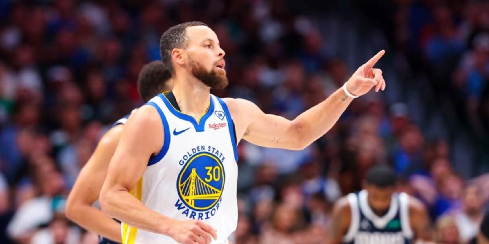 包含库里在美国队比赛中关键助攻，关键助攻引发热议！的词条